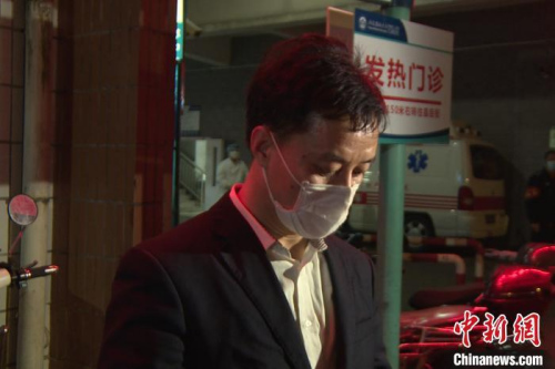 唐雙平(圖中)的兒子唐凡事發(fā)時在酒店值班，尚無消息?！O虹 攝