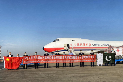 中國(guó)駐卡拉奇總領(lǐng)事李碧建與機(jī)組及巴方官員合影。(來源：中國(guó)駐卡拉奇總領(lǐng)事館網(wǎng)站)