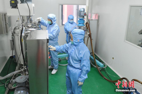 3月12日，生產(chǎn)人員在免洗手消毒凝膠制作加工中。安徽(合肥)僑夢苑內(nèi)的僑屬企業(yè)天一生物技術(shù)研究所有限責(zé)任公司，于1月28日復(fù)工。<a target='_blank' >中新社</a>記者 張婭子 攝
