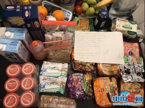 孫雯和室友們收到隔壁華僑鄰居送來的食物和日用品。（受訪者供圖）