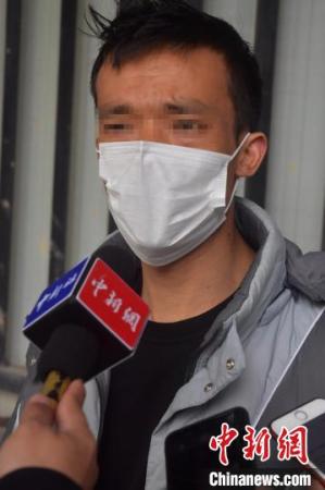 福建泉州欣佳酒店坍塌事故幸存者王昭(化名)接受<a target='_blank'  >中新網(wǎng)</a>記者專(zhuān)訪(fǎng)。（張斌 攝）