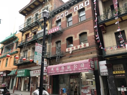 舊金山華埠一半的樓業(yè)是由公所僑團擁有，樓下商店租給商家。