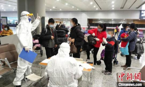 上海浦東機(jī)場(chǎng)，麗水工作人員接待華僑 麗水宣傳部