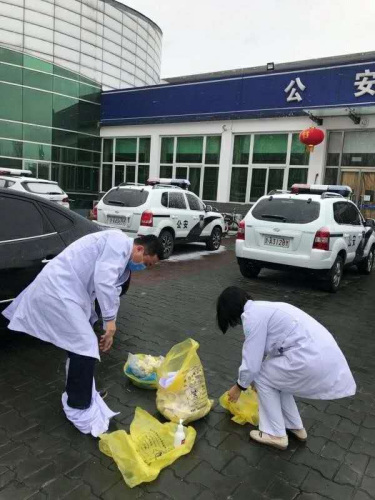 楊非衡（左）在工作中。（受訪者供圖）