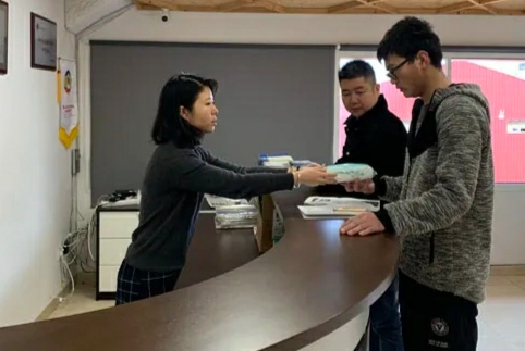 西班牙巴塞羅那華助中心為僑胞分發(fā)口罩。（受訪者供圖）