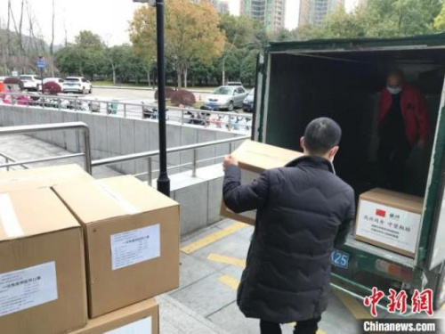 　浙江臺(tái)州緊急調(diào)撥5萬個(gè)口罩支援國際友城 。臺(tái)州市人民政府外事辦公室供圖