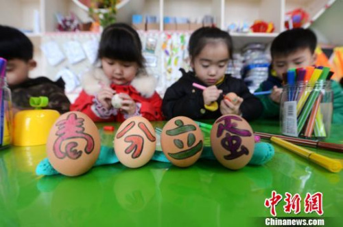 資料圖：圖為小朋友正在手繪彩蛋。孟德龍 攝 