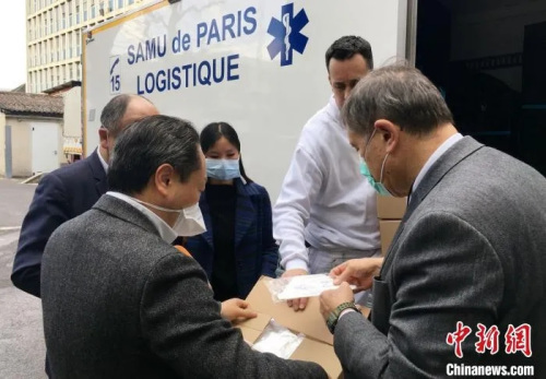 資料圖：中國工商銀行巴黎分行向巴黎專門收治新冠肺炎患者的急救中心SAMU和皮提耶-薩勒佩醫(yī)院兩家醫(yī)療機構(gòu)無償捐贈4萬枚N95醫(yī)用口罩。圖片來源：中國新聞網(wǎng)