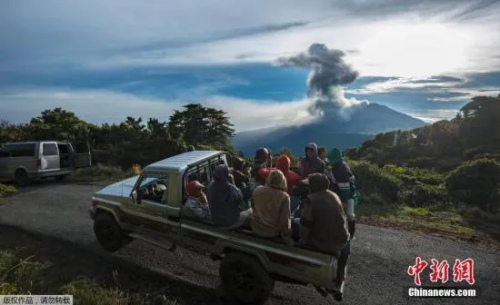 資料圖：游客造訪位于哥斯達黎加中部的圖里亞爾瓦火山。