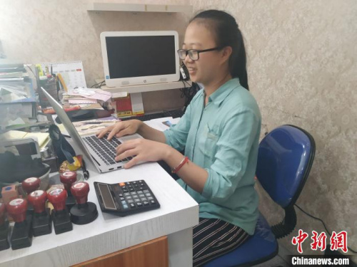 資料圖:學生在上網課學習 資料圖:學生在上網課學習