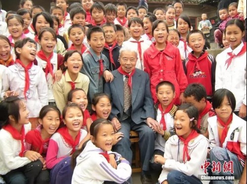 2008年，88歲的美籍華人吳仲良來到四川省內(nèi)江市東興區(qū)椑東初中，了解這所自己所捐建的“僑心學(xué)?！钡霓k學(xué)情況。<a target='_blank' >中新社</a>記者蘭自濤 攝