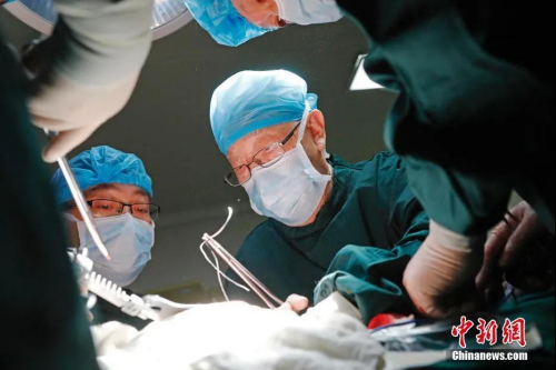 資料圖：2018年4月13日，在江蘇省徐州市第一人民醫(yī)院手術(shù)室，“中國肝膽外科之父”、中國科學(xué)院院士吳孟超親自為患者進(jìn)行手術(shù)。<a target='_blank' >中新社</a>記者 殷立勤 攝