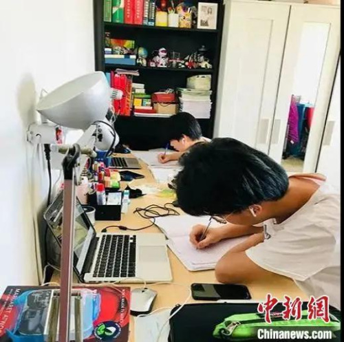 小華僑們居家學(xué)習(xí)。文成宣傳部供圖