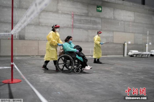 西班牙患者進入馬德里會展中心方艙醫(yī)院。