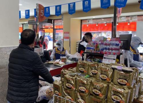 法拉盛超市的員工已穿上防護(hù)服、戴上防護(hù)眼鏡與口罩，保護(hù)自身與顧客的健康。(美國(guó)《世界日?qǐng)?bào)》/牟蘭 攝)