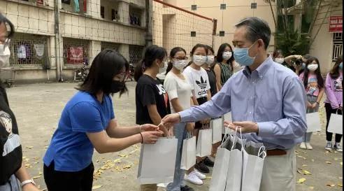 駐越南大使看望在越中國留學(xué)生并發(fā)放“健康包”。 圖片來源：中國駐越南大使館網(wǎng)站