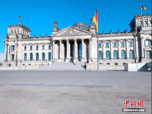 資料圖：德國(guó)柏林地標(biāo)國(guó)會(huì)大廈前全無昔日游客盈門的熱鬧景象。<a target='_blank' >中新社</a>記者彭大偉 攝