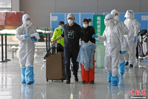 　資料圖：上海市各區(qū)駐虹橋機場工作人員在T2航站樓為入境人員進(jìn)行信息核查。 殷立勤 攝