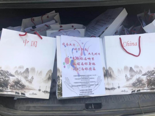 駐印度大使館派發(fā)的服務(wù)包。(在印度中國(guó)留學(xué)生供圖)
