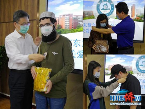 暨南大學(xué)在校研究生獲贈(zèng)該校自研中藥防疫香囊 李偉苗 攝 暨南大學(xué)在校研究生獲贈(zèng)該校自研中藥防疫香囊 李偉苗 攝