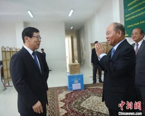 圖為柬衛(wèi)生部大臣曼本亨(右)向中國駐柬埔寨大使王文天(左)表示感謝?！↑S耀輝 攝
