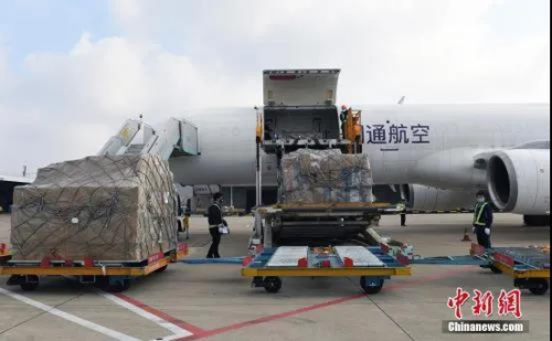 資料圖：2月5日，工作人員將華僑華企捐贈(zèng)的物資從飛機(jī)上卸下。<a target='_blank' >中新社</a>記者 李晨韻 攝
