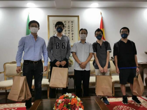 3月26日，中國(guó)留學(xué)生收到了來(lái)自中國(guó)駐里約總領(lǐng)館發(fā)放的“健康包”。
