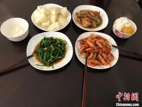 資料圖：圖為民眾使用“家庭公筷”就餐。　林波 攝