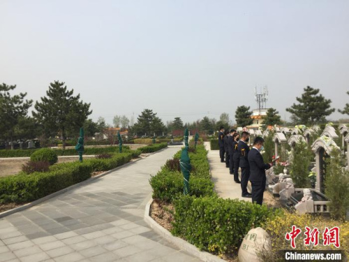 祭掃方式雖異，但敦親睦族、孝悌家風(fēng)這一浸潤于世代相傳的文化根脈賡續(xù)未變?！「呷鸱?攝