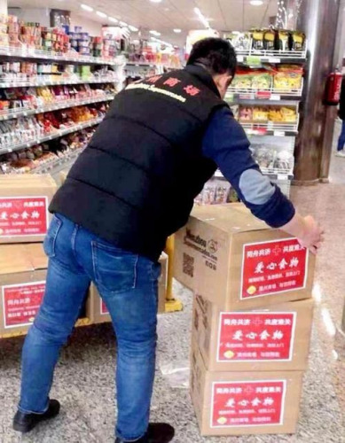 西班牙溫州商場免費為隔離人員送愛心食品。(西班牙《歐華報》圖片)