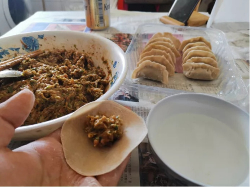 中國(guó)留學(xué)生在做飯。(作者供圖)