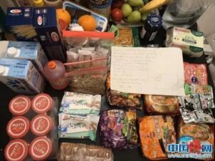 孫雯和室友們收到華僑鄰居送來的食物和日用品。
