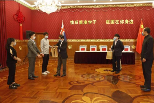 駐澳大利亞使館給中國留學(xué)生們發(fā)放“健康包”。(駐澳大利亞使館網(wǎng)站圖)