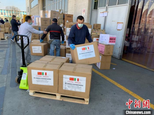 浙江首批防疫物資抵達意大利都靈。浙江省僑聯(lián)供圖