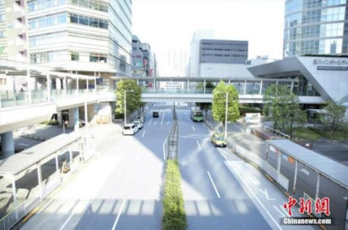 當(dāng)?shù)貢r(shí)間4月4日，東京一交通樞紐附近車輛稀少。<a target='_blank' >中新社</a>記者 呂少威 攝