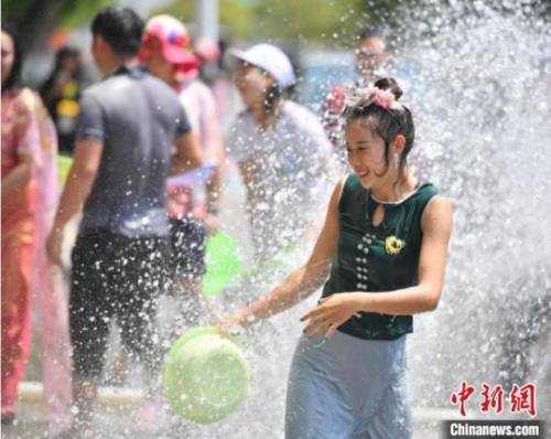 圖為2019年的云南德宏潑水節(jié)，民眾歡度節(jié)日（資料圖）?！⑷疥枴z