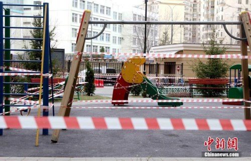 當?shù)貢r間3月30日，莫斯科所有市民從當日起，不分年齡開始在家自我隔離。圖為居民小區(qū)中的休閑設(shè)施已被封閉。<a target='_blank' >中新社</a>記者 王修君 攝
