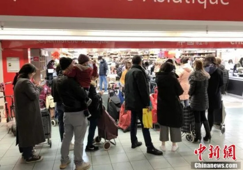 大批民眾在巴黎的超市排隊(duì)搶購生活必需品。<a target='_blank' >中新社</a>記者 李洋 攝