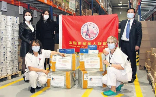 法國東部華人向孔泰省北部醫(yī)院捐贈(zèng)口罩。