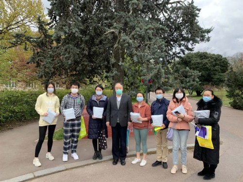 中國駐法國大使館為留法學(xué)子送去“健康包”。(中國駐法國大使館網(wǎng)站)