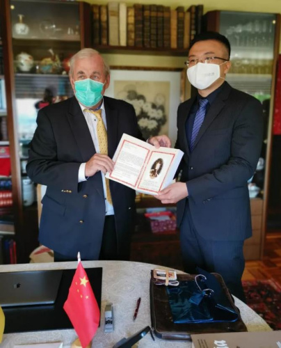 托馬斯·拉貝夫婦接受物資捐贈(zèng)。（圖片來源：中國(guó)駐德國(guó)大使館微信公眾號(hào)）