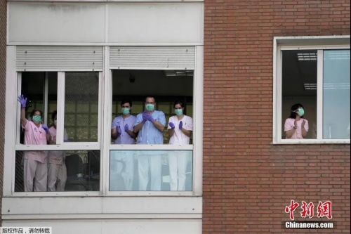 當?shù)貢r間4月15日，西班牙巴塞羅那，在新冠肺炎疫情期間，健康工作者在陽臺和窗戶前向市民表示支持。