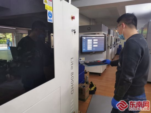 工人通過數(shù)控3D打印機(jī)器生產(chǎn)樣品。東南網(wǎng)記者 謝玉妹 攝