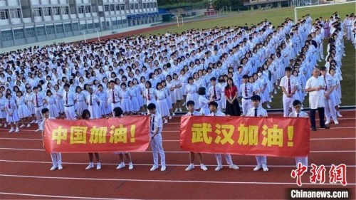 資料圖：馬來西亞居鑾中華中學(xué)師生聲援中國抗擊疫情。惠陽區(qū)僑聯(lián)供圖