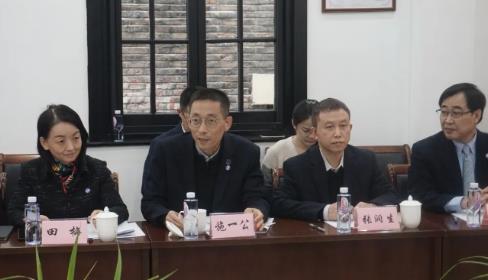 省歐美同學(xué)會(huì)會(huì)長(zhǎng)施一公主持座談會(huì)，省委統(tǒng)戰(zhàn)部副部長(zhǎng)張潤(rùn)生匯報(bào)有關(guān)工作（圖片來(lái)源：浙江省委統(tǒng)戰(zhàn)部））