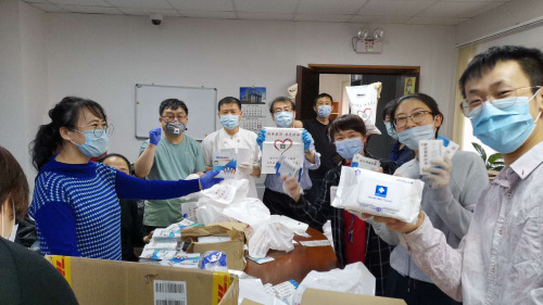 駐葉卡捷琳堡總領館向留學生發(fā)放“健康包”。(中國駐葉卡捷琳堡總領館)