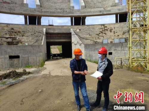 易攀在阿爾及利亞項目現(xiàn)場。受訪者 供圖