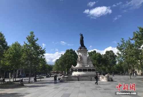 當(dāng)?shù)貢r間5月1日，法國繼續(xù)處于“封城”狀態(tài)。本應(yīng)于當(dāng)天舉行的勞動節(jié)示威游行活動因新冠肺炎疫情而取消。在巴黎的共和廣場，行人極為稀少。(<a target='_blank' >中新社</a>記者 李洋 攝)