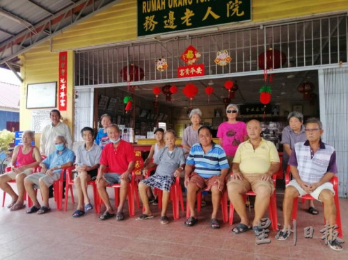 務(wù)邊老人院一群公公婆婆在冠病疫情當(dāng)頭之時，二話不說以“東湊湊、西湊湊”般湊獲770令吉，貢獻力量響應(yīng)全民戰(zhàn)疫。后排站者左一是院長黃吉麟。
