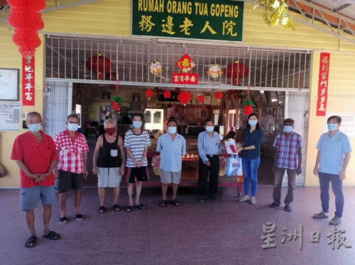 黃吉麟（左六起）日前代表移交捐款予務(wù)邊迪遮區(qū)州議員服務(wù)中心，由黃詩情接領(lǐng)。（馬來西亞《星洲日報》）